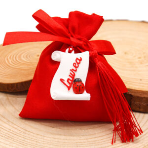 K36 – SACCHETTINO ROSSO LAUREA CON PERGAMENA BIANCA IN RESINA E NAPPINA ROSSA – Bomboniera Completa di Confezione