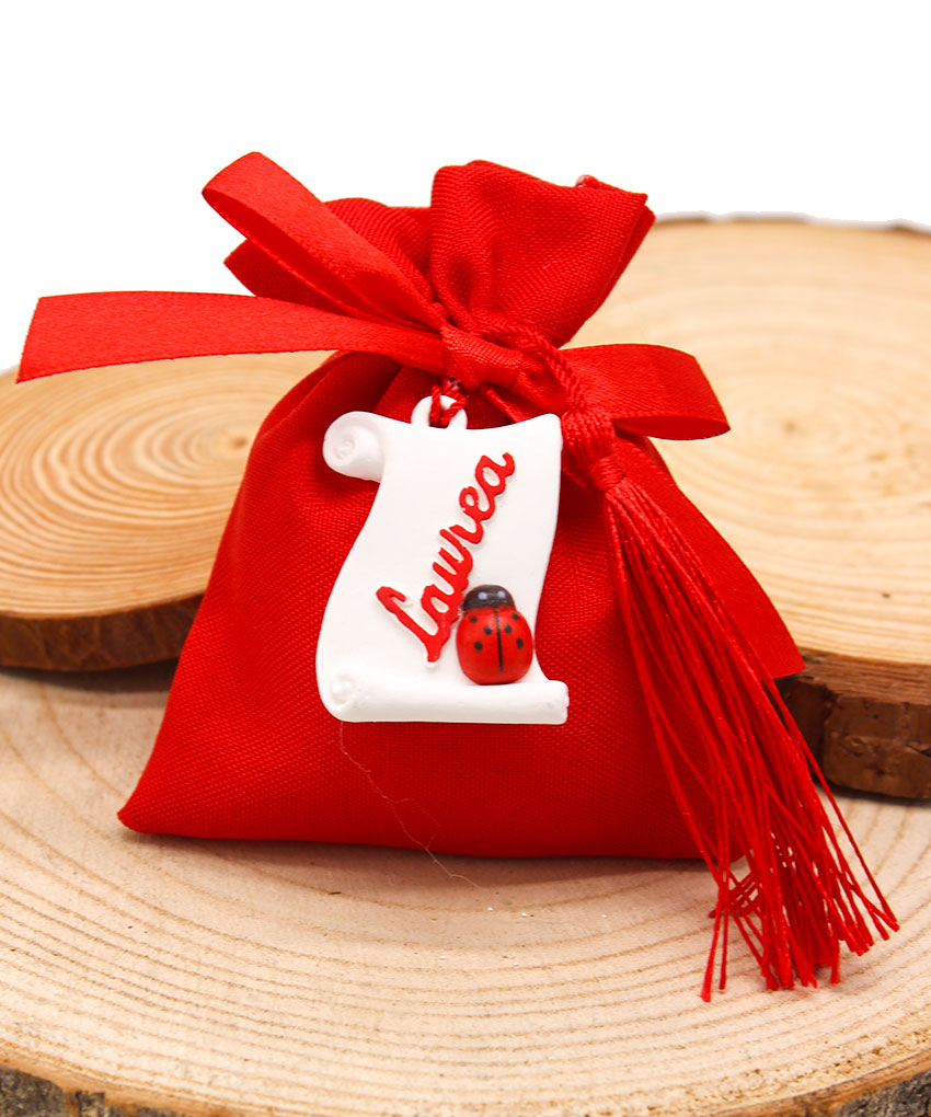 K36 – SACCHETTINO ROSSO LAUREA CON PERGAMENA BIANCA IN RESINA E NAPPINA ROSSA – Bomboniera Completa di Confezione