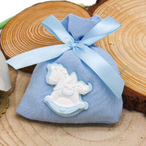 K5035-C – SACCHETTINO CELESTE CON CAVALLUCCIO A DONDOLO IN RESINA – Bomboniera Completa di Confezione