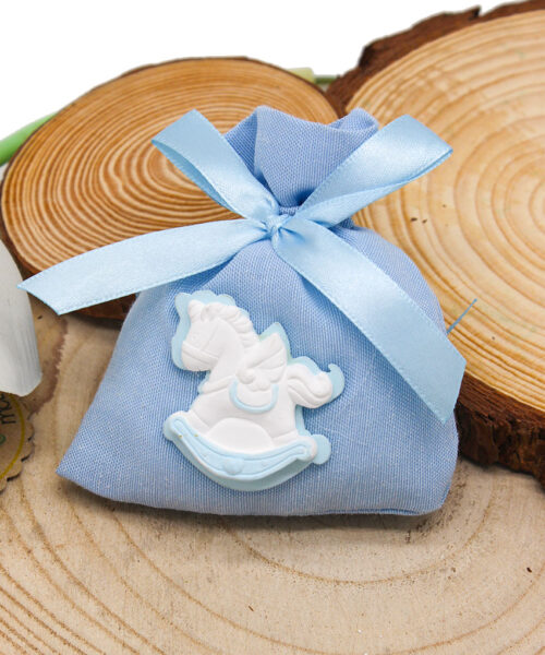 K5035-C – SACCHETTINO CELESTE CON CAVALLUCCIO A DONDOLO IN RESINA – Bomboniera Completa di Confezione