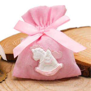 K5035-R – SACCHETTINO ROSA CON CAVALLUCCIO A DONDOLO IN RESINA – Bomboniera Completa di Confezione