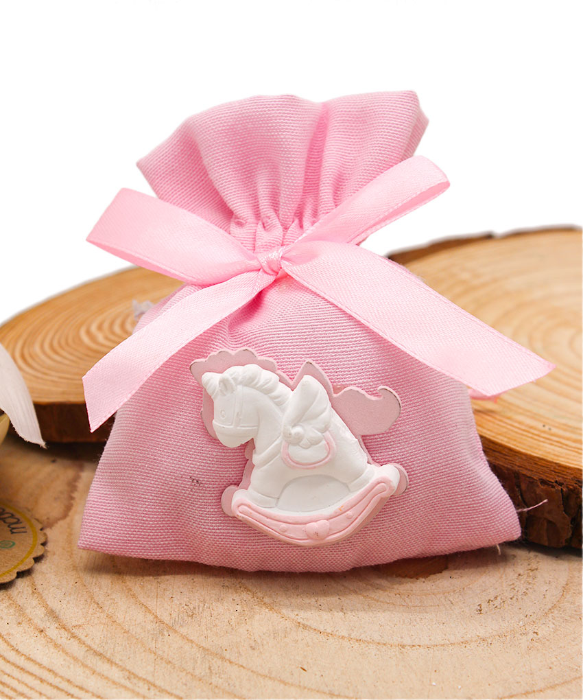 K5035-R – SACCHETTINO ROSA CON CAVALLUCCIO A DONDOLO IN RESINA – Bomboniera Completa di Confezione
