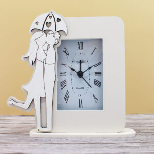 Bomboniera Orologio con Coppia sotto l’Ombrello – Colore Sabbia – 13 × 14 cm