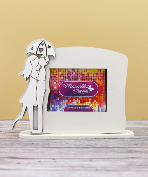 Bomboniera Portafoto con Coppia sotto l’Ombrello – Colore Sabbia – 12 × 10 cm