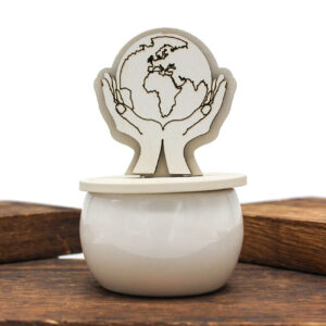 Bomboniera Candela con Contenitore e Tappo – Mani con Mappamondo – Colore Sabbia