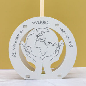 Bomboniera Profumatore con Mani e Mappamondo Tondo – Colore Sabbia