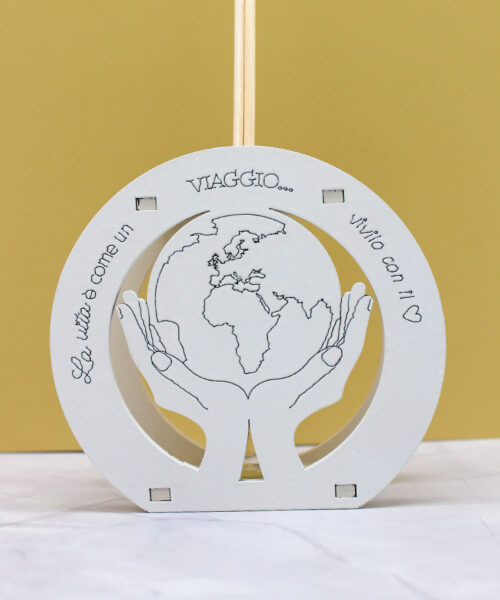 Bomboniera Profumatore con Mani e Mappamondo Tondo – Colore Sabbia