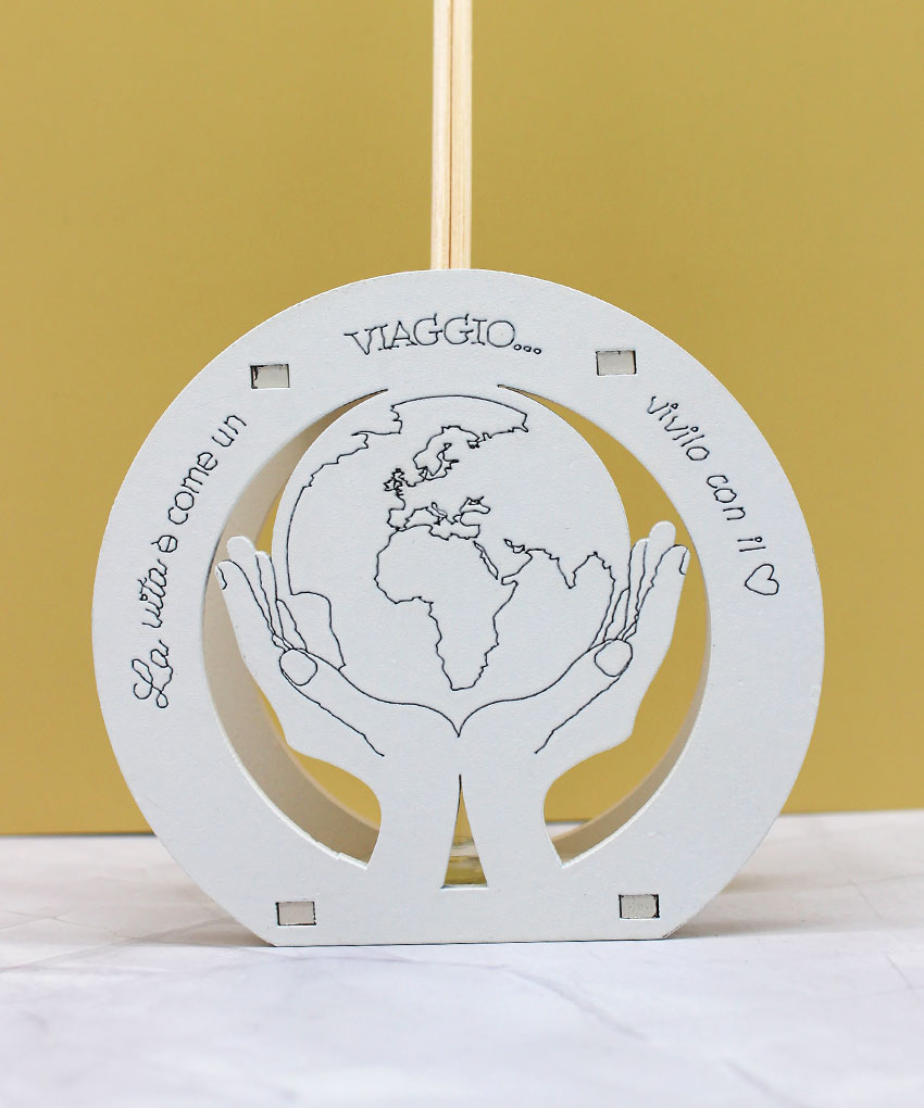 Bomboniera Profumatore con Mani e Mappamondo Tondo – Colore Sabbia