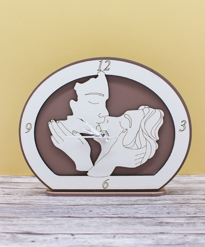 CR6040-F – Bomboniera Orologio Coppia Bacio colore Fango – 17 × 14 cm