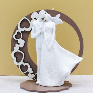 Bomboniera Profumatore Coppia Sposi con Arco in Legno Intagliato e Cuori colore Fango – 14 × 15 cm