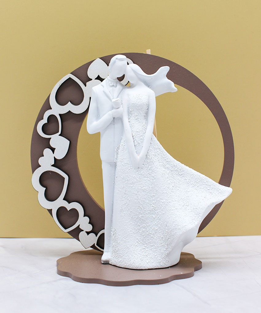 Bomboniera Profumatore Coppia Sposi con Arco in Legno Intagliato e Cuori colore Fango – 14 × 15 cm