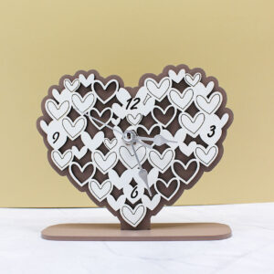 Bomboniera Orologio a Forma di Cuore in Legno Intagliato colore Fango – 14 × 12 cm