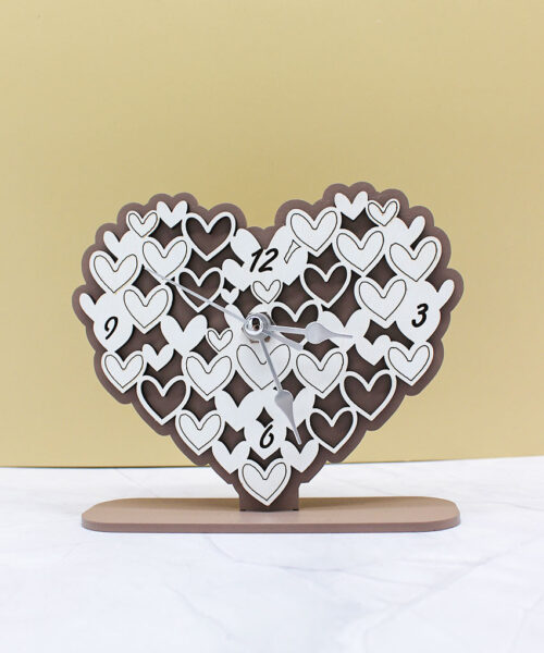 Bomboniera Orologio a Forma di Cuore in Legno Intagliato colore Fango – 14 × 12 cm