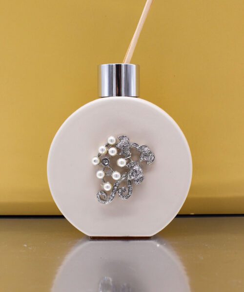 Bomboniera Profumatore a Forma di Bottiglia con Applicazione di Perline e Strass colore Sabbia – 8 × 10 cm