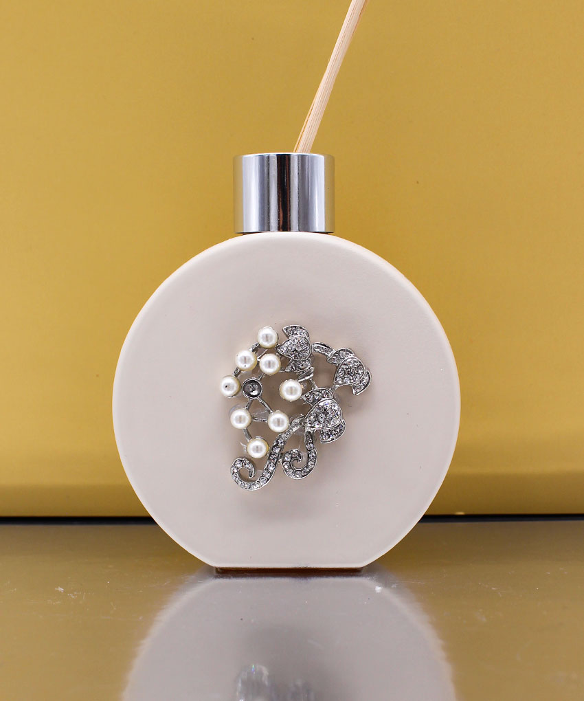 Bomboniera Profumatore a Forma di Bottiglia con Applicazione di Perline e Strass colore Sabbia – 8 × 10 cm