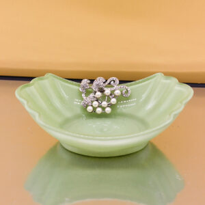 Bomboniera Svuotatasche con Applicazione di Perline e Strass colore Verde Salvia – 13 × 8 cm