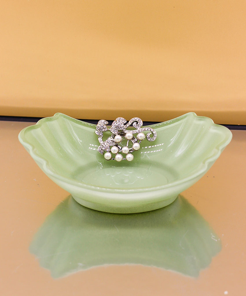 Bomboniera Svuotatasche con Applicazione di Perline e Strass colore Verde Salvia – 13 × 8 cm