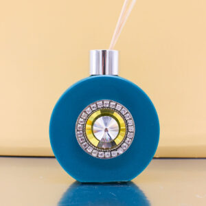 Bomboniera Profumatore a Forma di Bottiglia con Applicazione di Strass colore Ottanio – 8 × 10 cm