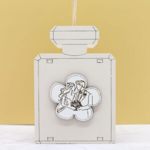 CR6076 – Bomboniera Profumatore a Forma di Bottiglia con Simbolo Coppia Sposi colore Sabbia – 7 × 11 cm
