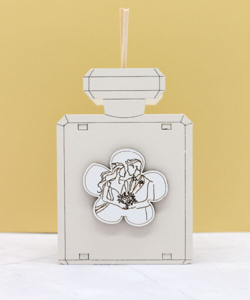 CR6076 – Bomboniera Profumatore a Forma di Bottiglia con Simbolo Coppia Sposi colore Sabbia – 7 × 11 cm