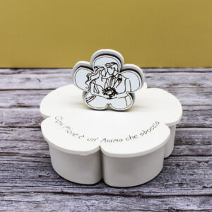 CR6077 – Bomboniera Candela con Contenitore Grande e Tappo con Simbolo Coppia Sposi colore Sabbia – 9 × 7 cm