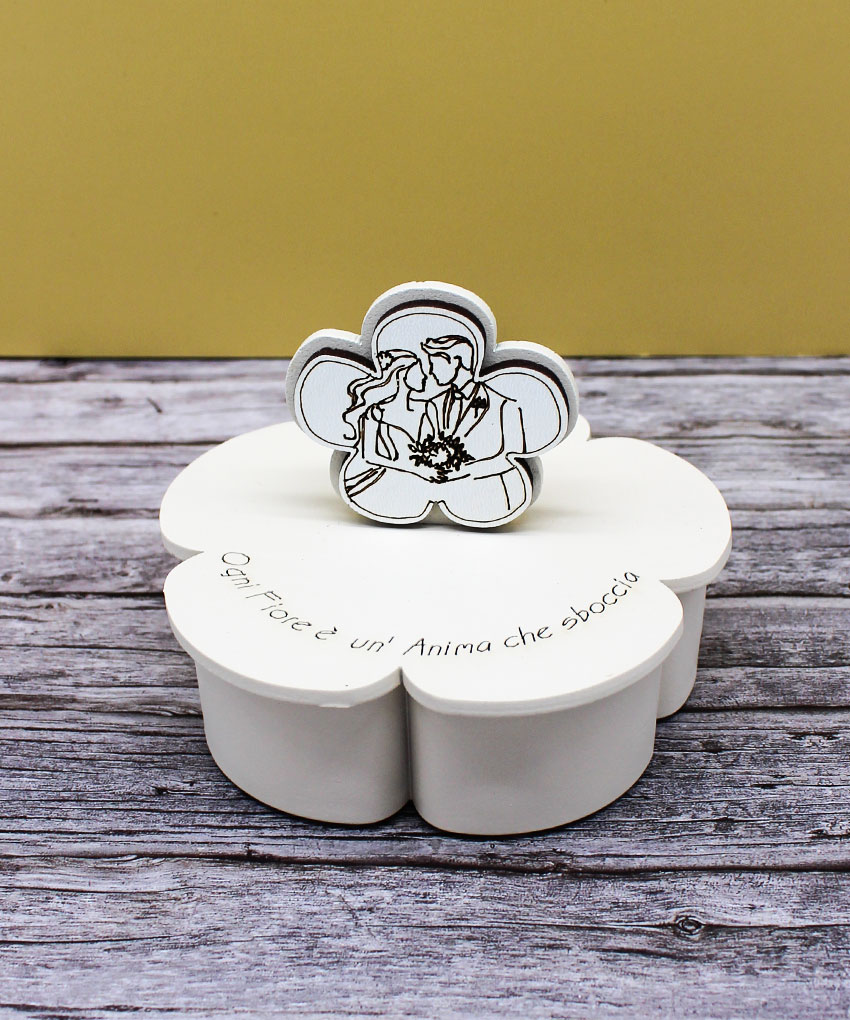 CR6077 – Bomboniera Candela con Contenitore Grande e Tappo con Simbolo Coppia Sposi colore Sabbia – 9 × 7 cm