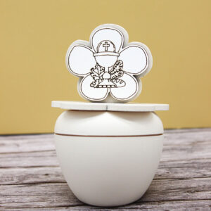 CR6084-S – Bomboniera Candela con Contenitore e Tappo Calice Prima Comunione colore Sabbia – 7 × 9 cm