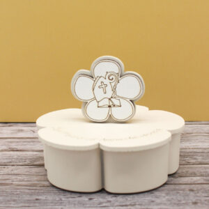 CR6087-S – Bomboniera Candela con contenitore grande e simbolo Cresima colore Sabbia – 9 × 7 cm