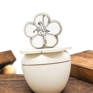 CR6095-S – Bomboniera Candela con coperchio simbolo Ballerina colore Sabbia – 7 × 9 cm