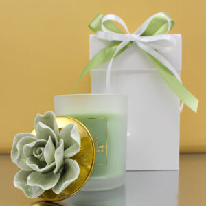 CANDELA VERDE SALVIA IN VETRO CON TAPPO GOLD E FIORE IN PORCELLANA 6,5x11 – Bomboniera Completa di Confezione