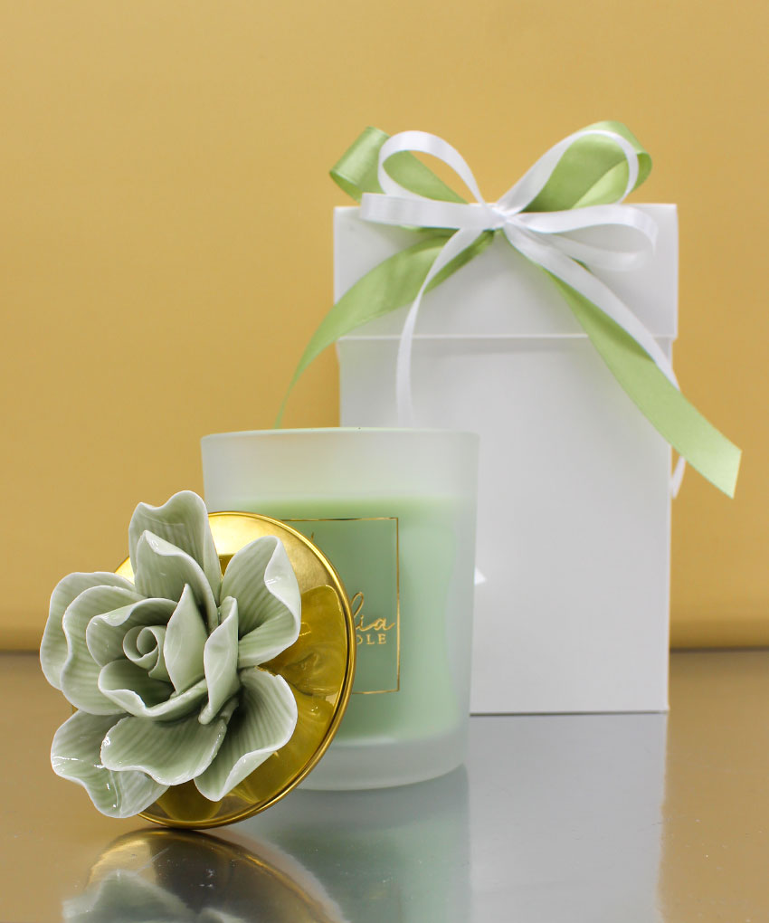 CANDELA VERDE SALVIA IN VETRO CON TAPPO GOLD E FIORE IN PORCELLANA 6,5x11 – Bomboniera Completa di Confezione