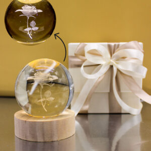 LUCE NOTTURNA SFERA LED ROSA 3D SU BASE LEGNO CON USB DIAM. 6 – Bomboniera Completa di Confezione