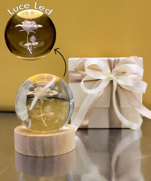 LUCE NOTTURNA SFERA LED ROSA 3D SU BASE LEGNO CON USB DIAM. 6 – Bomboniera Completa di Confezione
