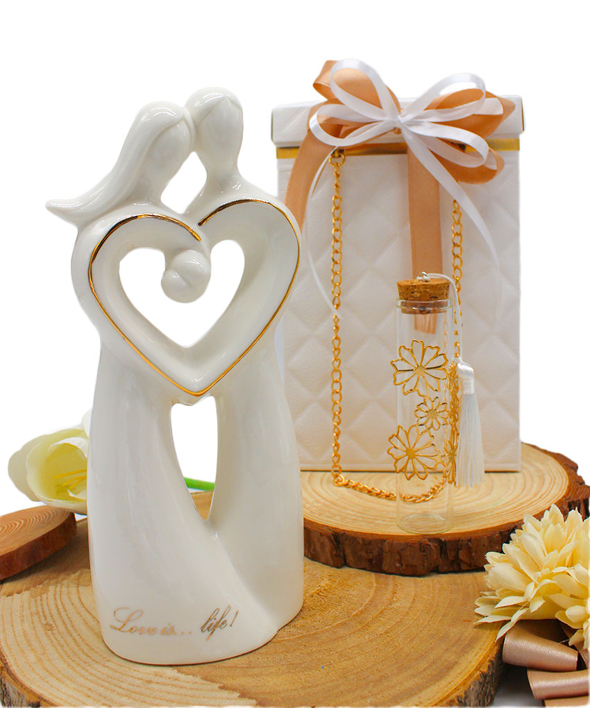 Bomboniera coppia abbraccio con cuore grande e fiala oro