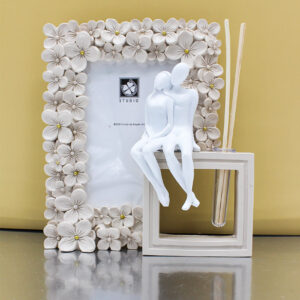 Bomboniera Portafoto Profumatore Fiorellini Beige con Coppia in Resina 16x18 cm