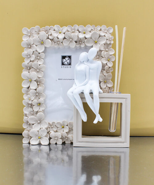 Bomboniera Portafoto Profumatore Fiorellini Beige con Coppia in Resina 16x18 cm