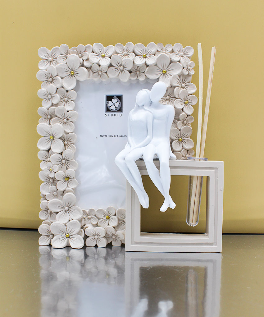 Bomboniera Portafoto Profumatore Fiorellini Beige con Coppia in Resina 16x18 cm