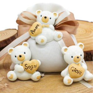 C992-T Bomboniera Orsetto Magnete Tortora con Cuore e Incisione – 3 Modelli Assortiti