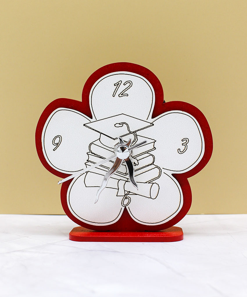 CR6113 – Bomboniera Orologio Laurea a forma di fiore in legno intagliato colore Rosso – 10 × 10 cm