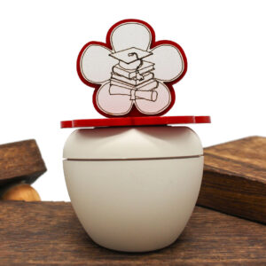 CR6116 – Bomboniera Candela Laurea con contenitore e coperchio simbolo Laurea colore Rosso – 7 × 9 cm