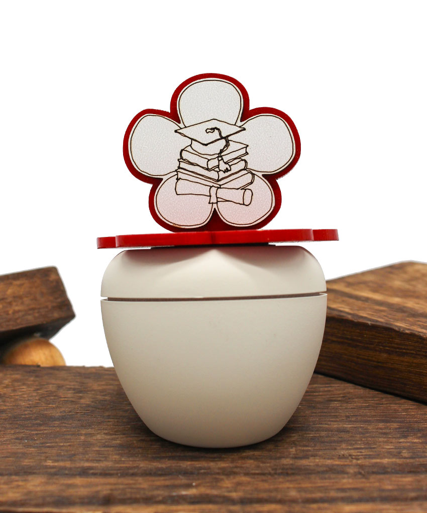 CR6116 – Bomboniera Candela Laurea con contenitore e coperchio simbolo Laurea colore Rosso – 7 × 9 cm