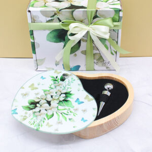 SET VINO IN LEGNO A FORMA DI CUORE CON COPERCHIO GIREVOLE IN VETRO DECORO FLOWERS WHITE – Bomboniera Completa di Confezione