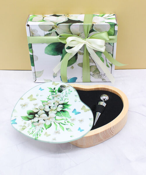SET VINO IN LEGNO A FORMA DI CUORE CON COPERCHIO GIREVOLE IN VETRO DECORO FLOWERS WHITE – Bomboniera Completa di Confezione