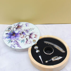 SET VINO CON CONTENITORE TONDO IN LEGNO E COPERCHIO GIREVOLE IN VETRO FLOWERS VIOLET 16x3 cm – Bomboniera Completa di Confezione