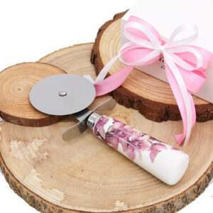 P51 – TAGLIA PIZZA CON MANICO DECORO FLOREALE 18 cm – Bomboniera Completa di Confezione