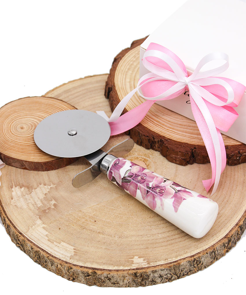 P51 – TAGLIA PIZZA CON MANICO DECORO FLOREALE 18 cm – Bomboniera Completa di Confezione