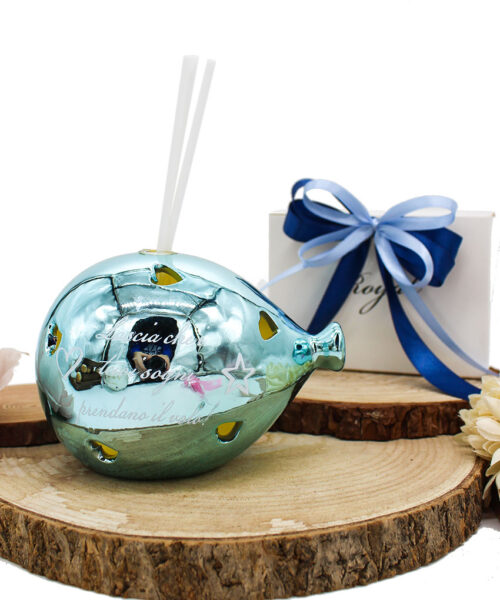 P63C – PROFUMATORE PALLONCINO LED CELESTE FINITURA LUCIDA SPECCHIATA CON FRASE – Bomboniera Completa di Confezione