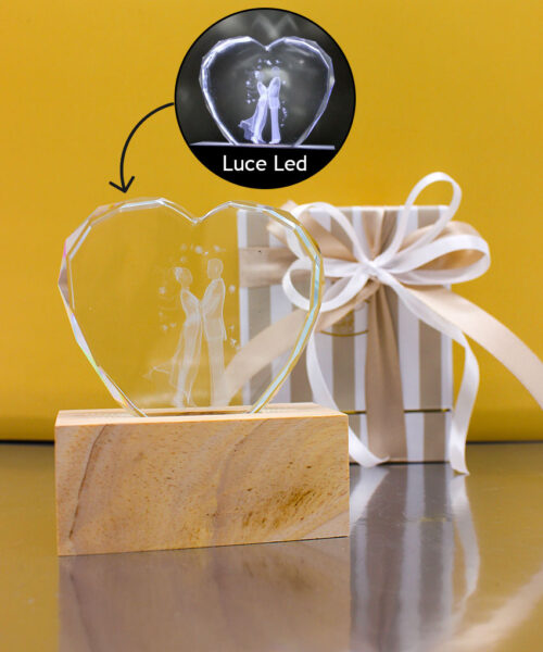 LAMPADA CUORE IN CRISTALLO CON COPPIA SPOSI E BASE IN LEGNO CON LUCE LED – Bomboniera Completa di Confezione
