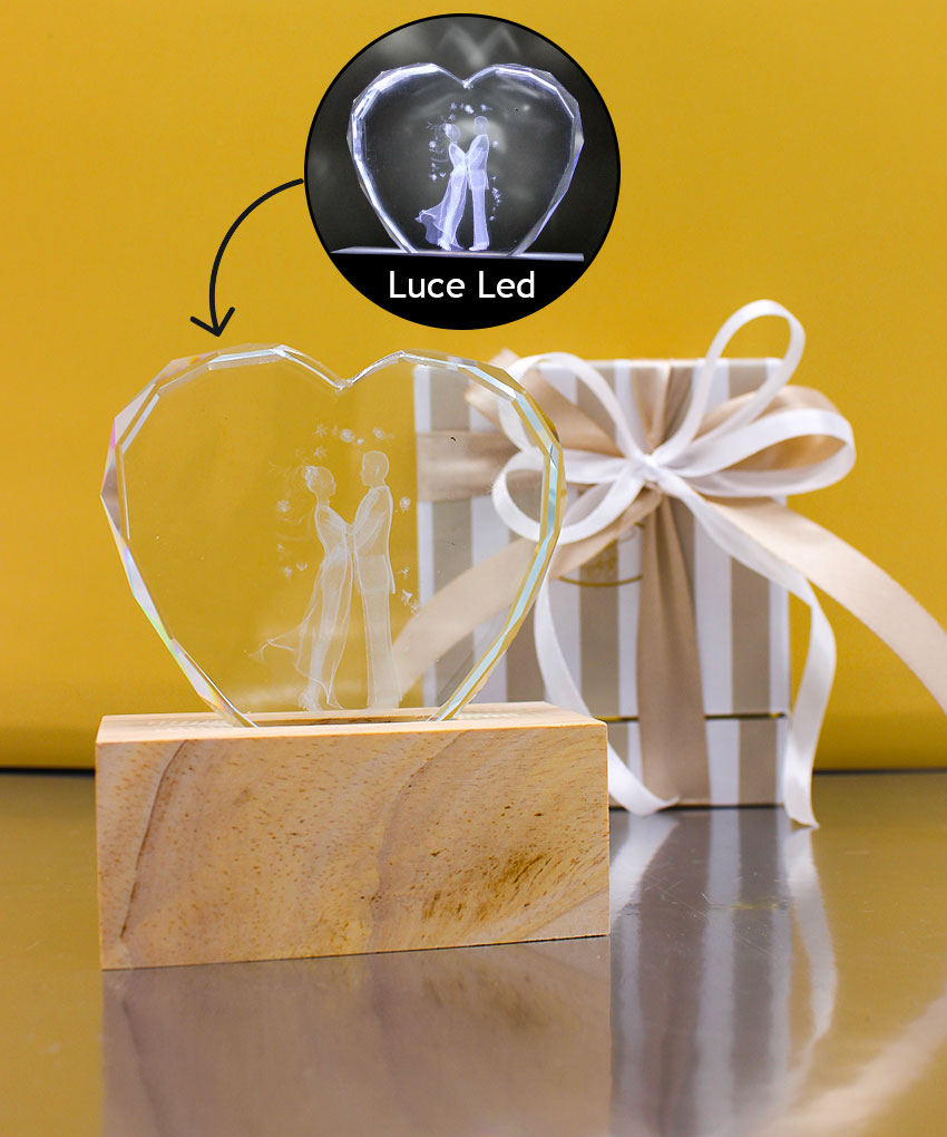 LAMPADA CUORE IN CRISTALLO CON COPPIA SPOSI E BASE IN LEGNO CON LUCE LED – Bomboniera Completa di Confezione