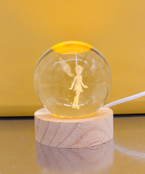 Bomboniera Lampada Sfera Trilly in Vetro Incisione Laser con Luce LED e Base in Legno